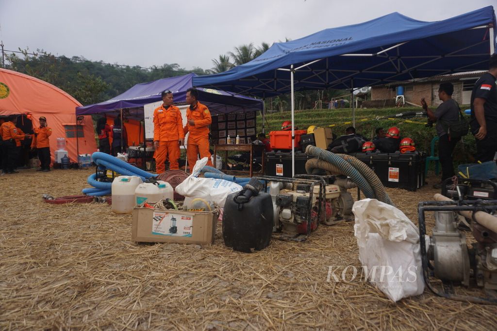 Sejumlah pompa air diangkat dan dikumpulkan di depan posko Basarnas di area tambang emas ilegal di Desa Pancurendang, Ajibarang, Banyumas, Jawa Tengah, Senin (31/7/2023).