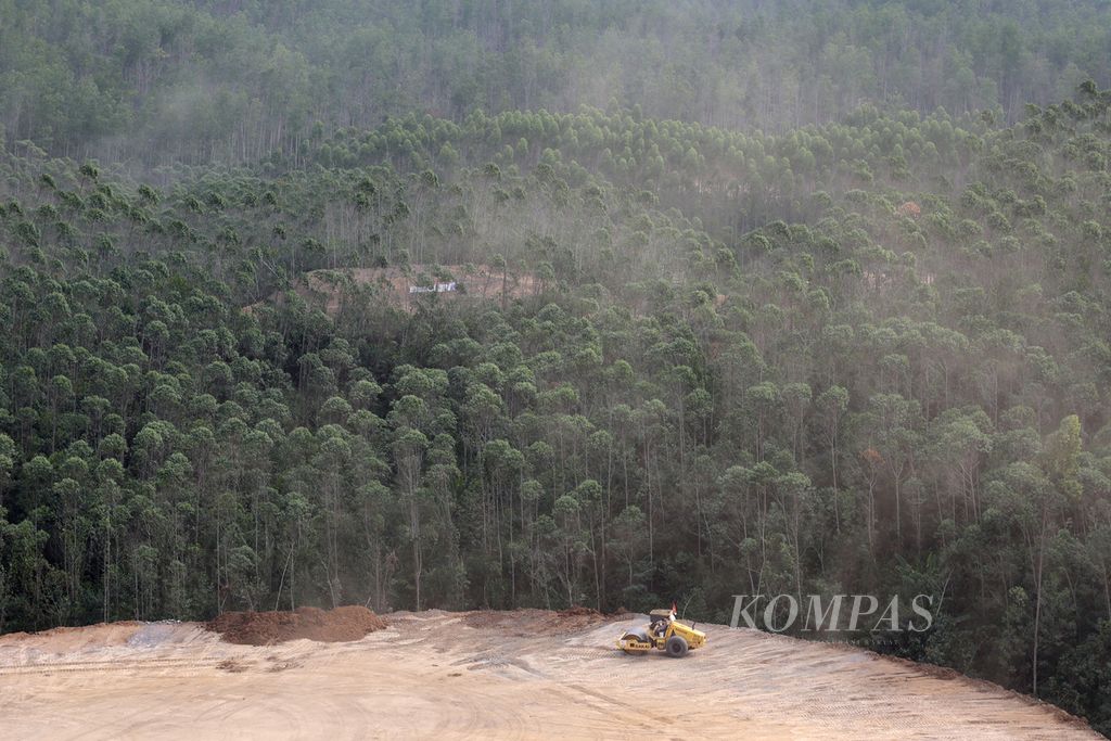 Alat berat digunakan meratakan tanah untuk pembangunan Ibu Kota Nusantara (IKN) di Penajam Paser Utara, Kalimantan Timur, Jumat (22/9/2023). Presiden Joko Widodo mengatakan bahwa pembangunan IKN sudah mencapai sekitar 40 persen. 