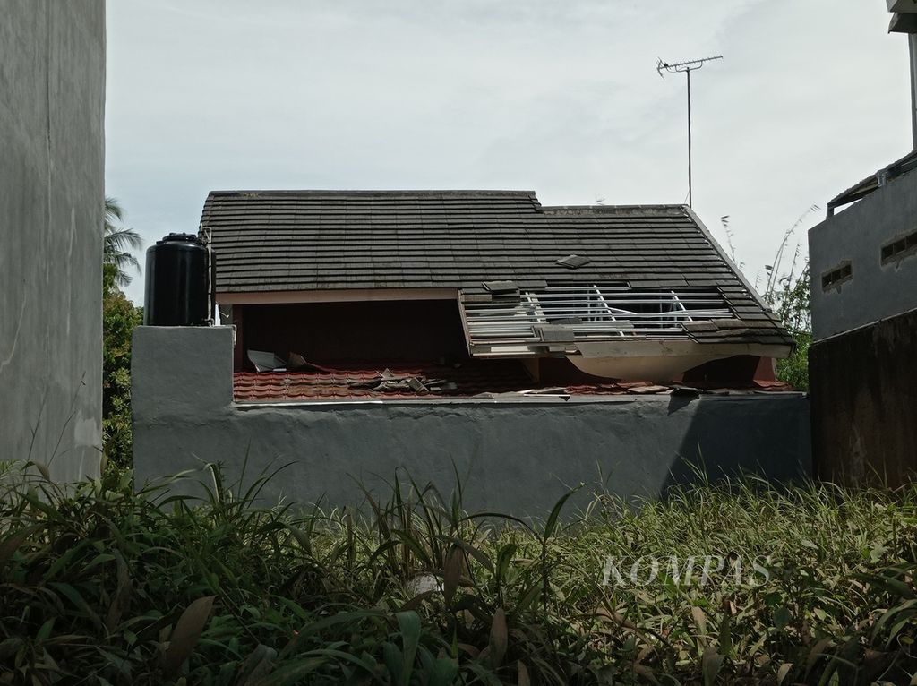 Satu keluarga menjebol plafon dan atap rumah setelah terjebak banjir setinggi 5 meter di Kompleks Padma Raya, Kota Serang, Banten, Rabu (2/3/2022).