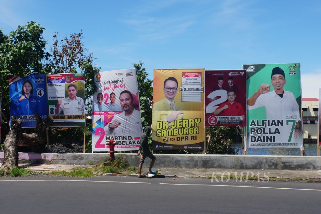 Baliho kampanye yang memampang wajah calon anggota legislatif berjajar di Jalan Boulevard Piere Tendean, Manado, Sulawesi Utara, Kamis (7/12/2023).