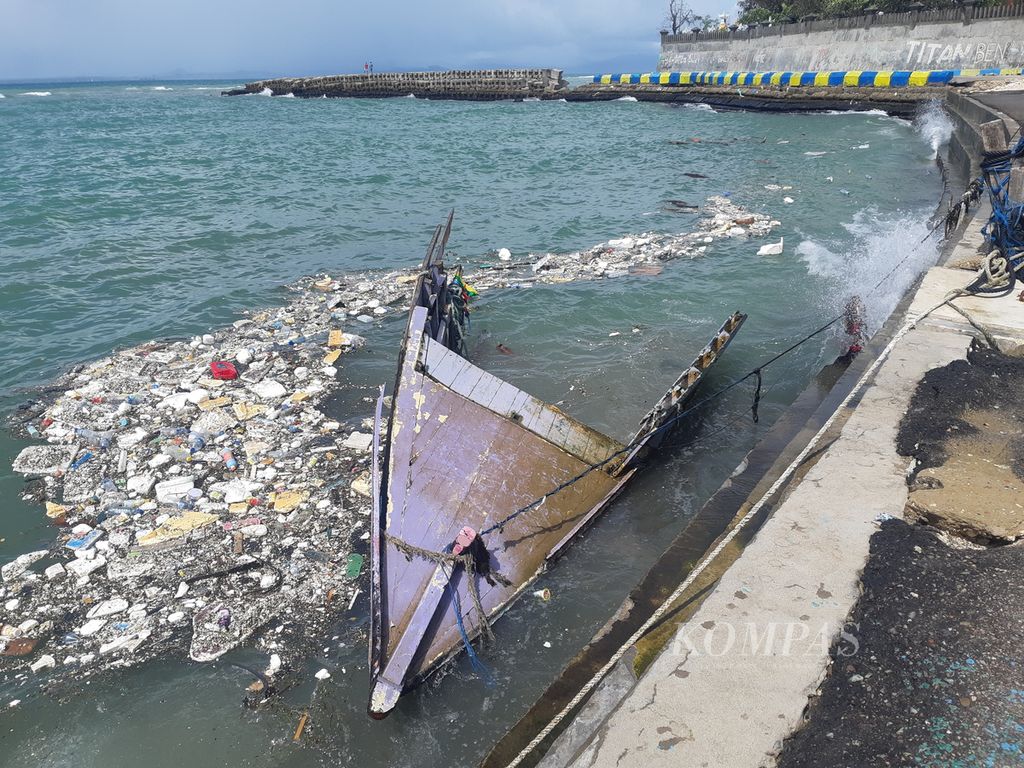 Sebuah kapal ikan hancur di Tempat Pendaratan Ikan Oeba di Kota Kupang, Nusa Tenggara Timur, pada Sabtu (7/1/2023). Kapal berukuran 30 gross ton itu dihantam gelombang tinggi pada akhir Desember 2022 lalu.
