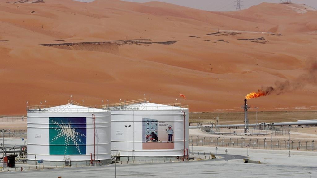 Fasilitas produksi minyak terlihat di ladang minyak Shaybah milik perusahaan Saudi Aramco di Empty Quarter, Arab Saudi, 22 Mei 2018. 