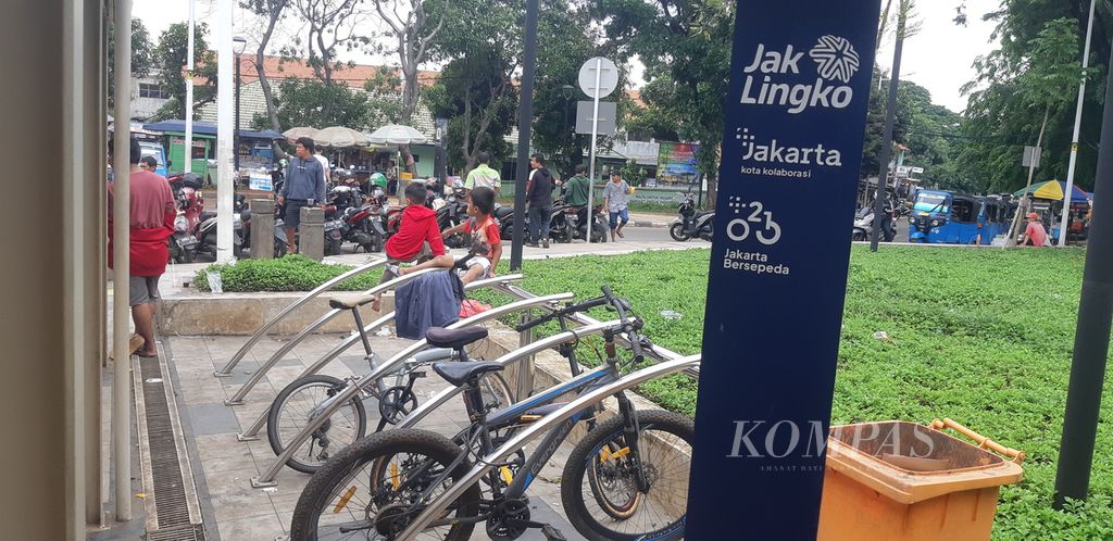 Lokasi parkir sepeda di Stasiun Manggarai, Jakarta Selatan, Jumat (7/10/2022).