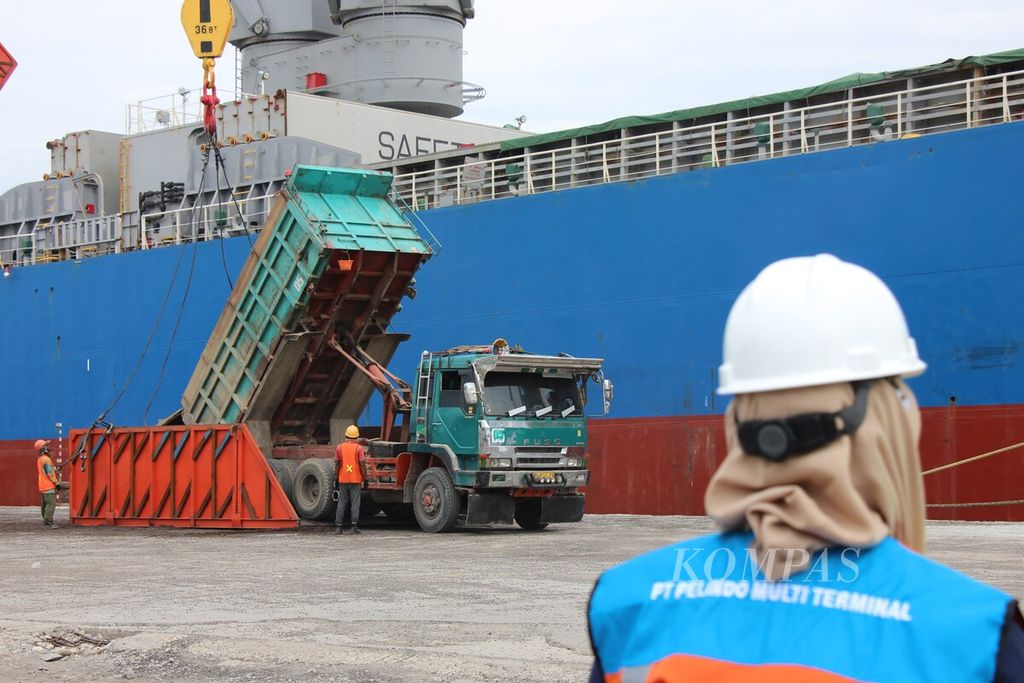 Proses muat cangkang sawit dari truk ke penampung untuk dimasukkan ke kapal di Pelabuhan Krueng Geukueh, Kecamatan Dewantara, Kabupaten Aceh Utara, Aceh, Selasa (1/8/2023). Cangkang sawit tersebut dijual ke Jepang sebagai bahan bakar.
