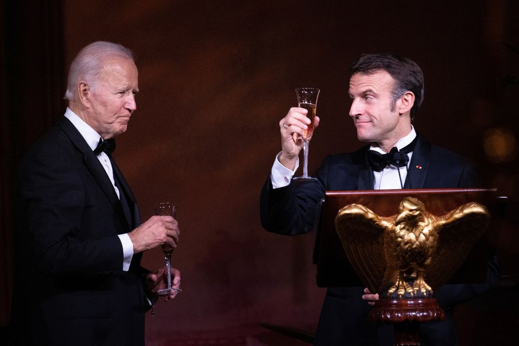 Presiden Perancis Emmanuel Macron bersulang untuk Presiden Amerika Serikat Joe Biden saat jamuan makan malam kenegaraan di South Lawn Gedung Putih di Washington DC, AS, 1 Desember 2022.