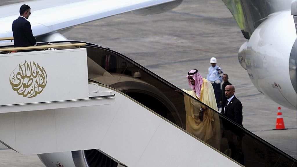 Raja Arab Saudi Salman bin Abdulaziz al-Saud (kedua dari kiri) menaiki pesawat di Bandar Udara Internasional Ngurah Rai, Bali, Minggu (12/3). Raja Salman meninggalkan Bali untuk melanjutkan perjalanan  ke Jepang setelah bertemu Presiden Joko Widodo di Istana Bogor, Jawa Barat, dan berlibur di Pulau Bali.