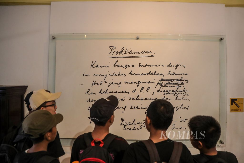 Siswa membaca replika naskah proklamasi yang dipajang di Museum Perumusan Naskah Proklamasi, Jakarta, Minggu (13/8/2023). Museum ini ramai dikunjungi warga saat akhir pekan. Siswa kelas 6 dari Sekolah Dasar Negeri 02 Ceger mengunjungi museum dalam rangka pembelajaran mengenai proklamasi. Kunjungan itu sebagai bentuk upaya pihak sekolah mengenalkan sejarah mengenai perumusan proklamasi. Pembelajaran proklamasi oleh siswa SDN 02 Ceger itu sebagai rangka menyambut Hari Kemerdekaan Indonesia Ke-78.