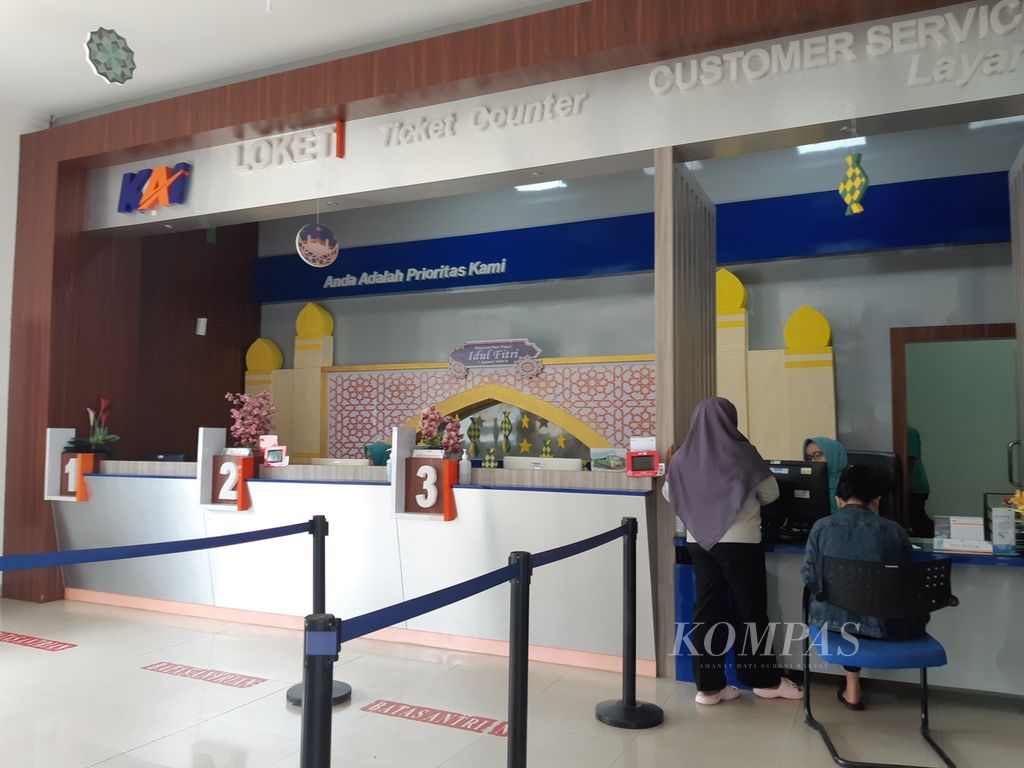 Pengunjung mendatangi loket untuk mengajukan pengembalian uang akibat pembatalan perjalanan kereta api di Stasiun Tanjung Karang, Bandar Lampung, Selasa (2/5/2023). Pembatalan perjalanan kereta api dilakukan karena amblesnya jalur kereta api. 