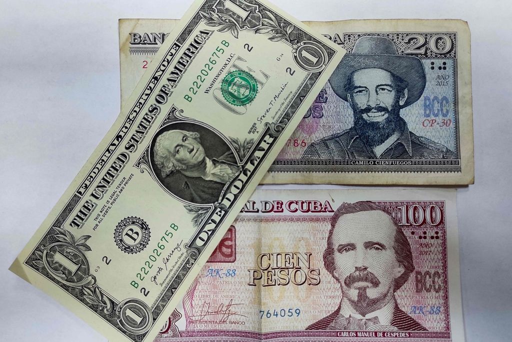 Matang uang dollar AS dan peso Kuba saat difoto di Havana, Kuba, 4 Agustus 2022. 