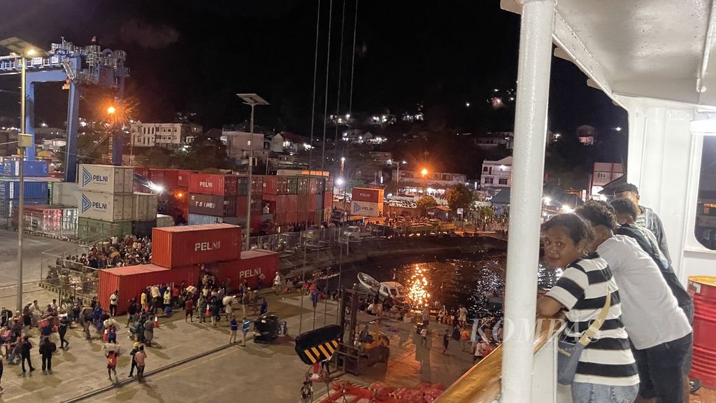 Aktivitas naik turun penumpang KM Dobonsolo di Pelabuhan Jayapura, Kota Jayapura, Papua, Rabu (27/3/2024).
