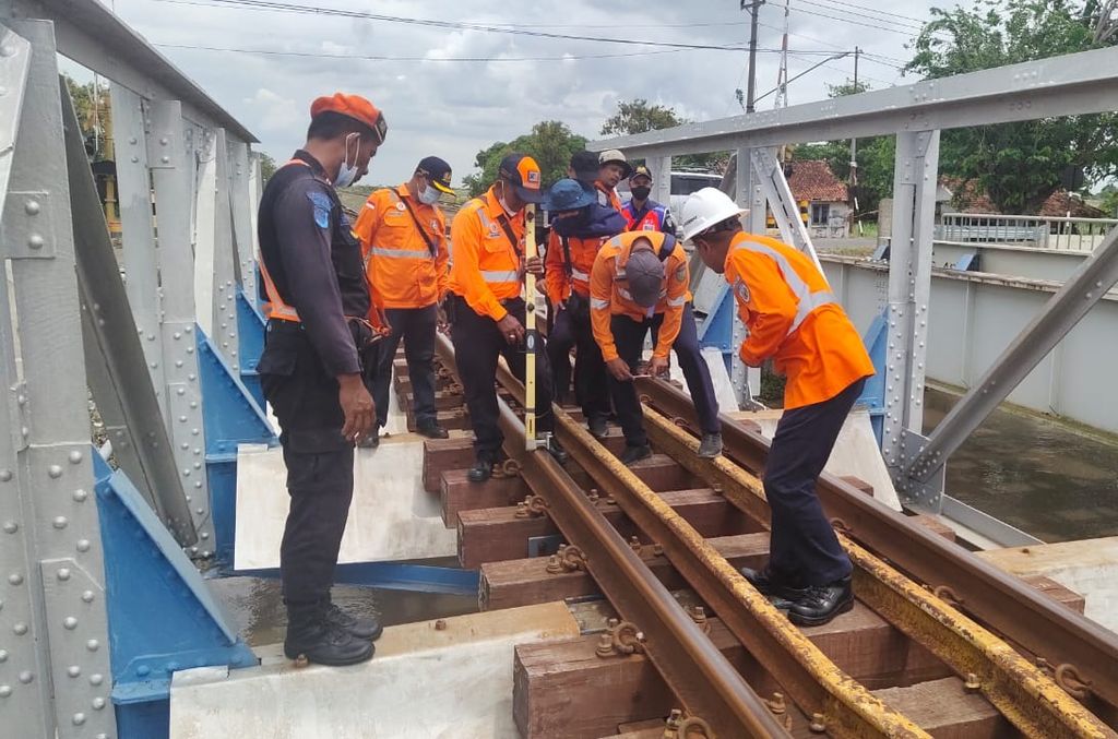 Vice President KAI Daop 3 Cirebon Takdir Santoso (kanan) memeriksa kondisi kehandalan jembatan kereta api di petak jalan antara Stasiun Larangan hingga Stasiun Songgom, Rabu (5/10/2022)