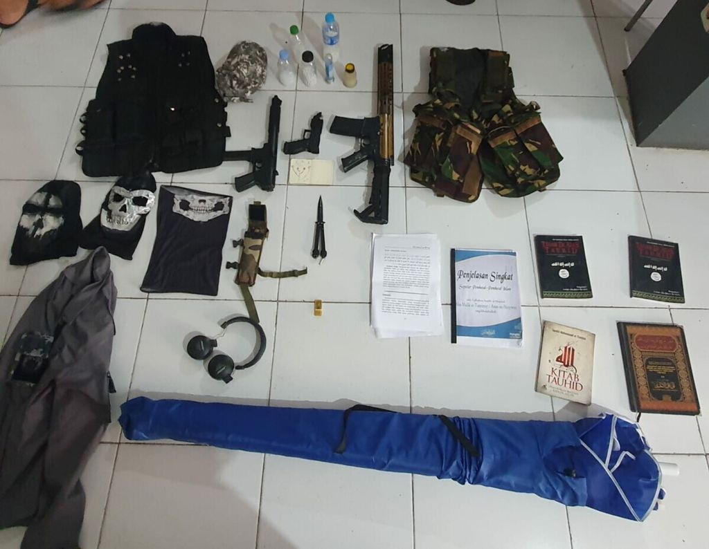 Beberapa barang bukti yang disita Densus 88 Antiteror dari tangan tiga terduga teroris di Palangkaraya dan Sampit, Kalimantan Tengah, yang ditangkap pada Selasa (21/12/2021).