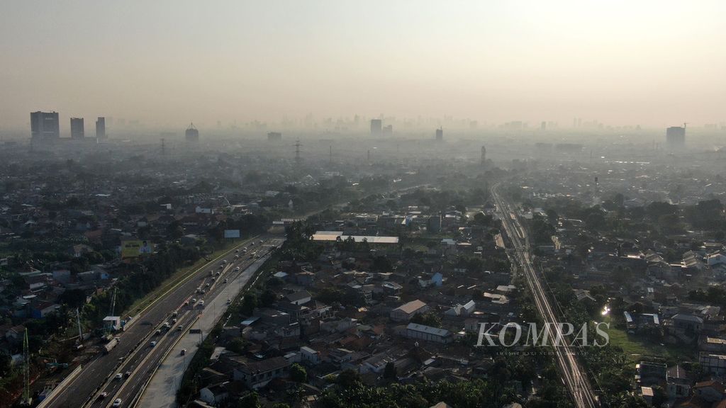 Deretan gedung tinggi terlihat samar dari ketinggian di Jombang, Kecamatan Ciputat, Tangerang Selatan, Senin (8/8/2022). Kabut asap tersebut diyakini polusi udara yang menyelimuti kawasan tersebut. 
