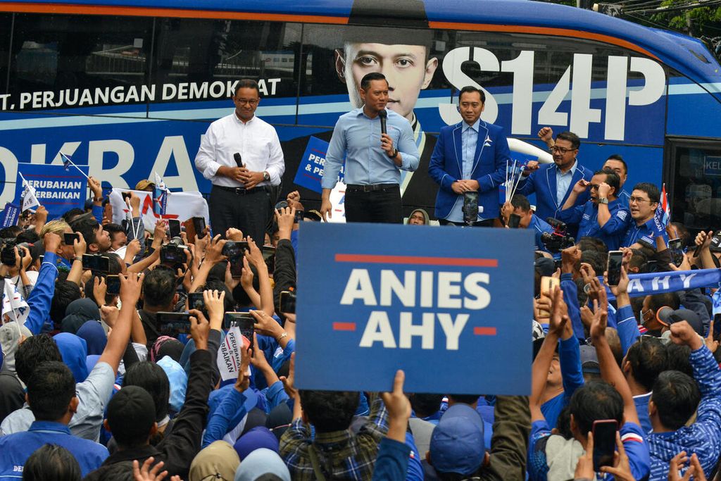 Bakal calon presiden Anies Baswedan (kiri) naik ke atas panggung bersama Ketua Umum Partai Demokrat Agus Harimurti Yudhoyono (kedua dari kiri) dan Edhie Baskoro Yudhoyono (kanan) di kantor DPP Partai Demokrat, Jakarta Pusat, Kamis (2/3/2023). 