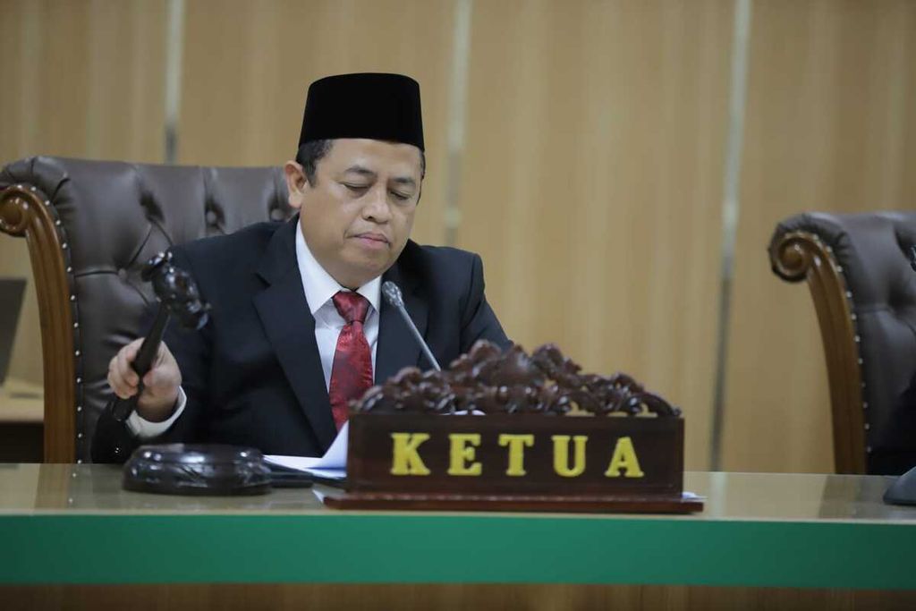 Ketua Majelis Pemeriksa Bawaslu Puadi membacakan putusan dugaan pelanggaran administratif Pemilu 2024 yang diduga dilakukan KPU Provinsi Kalimantan Timur di Kantor Bawaslu, Jakarta, Rabu (5/7/2023).