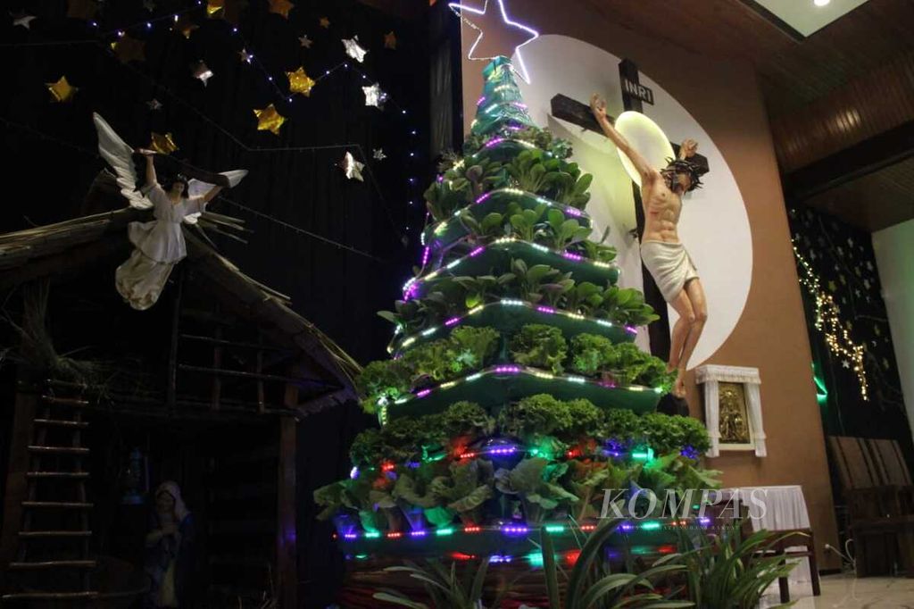 Umat di Paroki Gembala Baik Pontianak, Kalimantan Barat, membuat pohon Natal dengan tema hidroponik. Pohon Natal itu sudah selesai dihias pada, Kamis (22/12/2022).