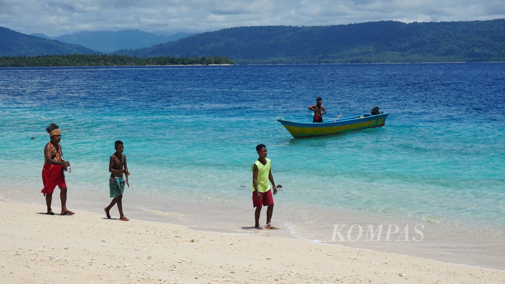 Satu per satu kepala keret dari masyarakat adat Biak Karon tiba di Pulau Dua, Distrik Bikar, Kabupaten Tambrauw, Papua Barat Daya, Sabtu (25/3/2023). Pulau Dua merupakan lokasi upacara tradisi Sasisen berlangsung.