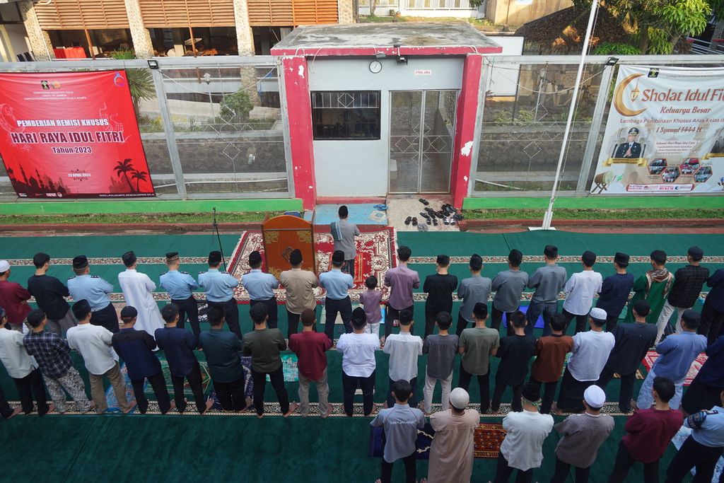 Sejumlah anak binaan dan petugas Lembaga Pembinaan Khusus Anak Kelas II Jakarta melaksanakan shalat Idul Fitri di lapangan LPKA, Jagakarta, Jakarta Selatan, Sabtu (22/4/2023).