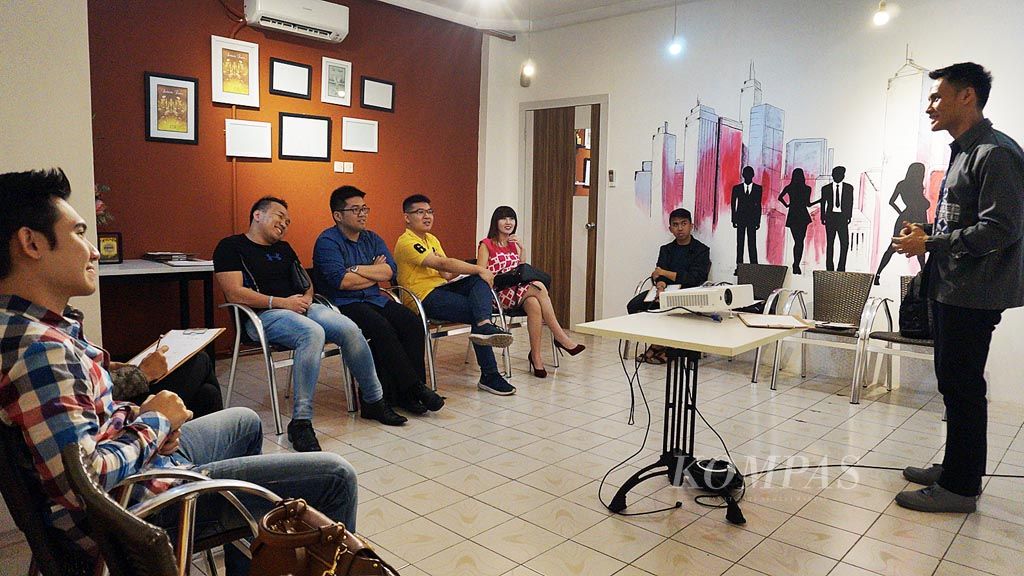 Suasana kelas public speaking di Choky Sitohang Speaking Inc di Jakarta, Rabu (29/3) malam. Sejumlah peserta mengikuti kelas yang diampu Choky.