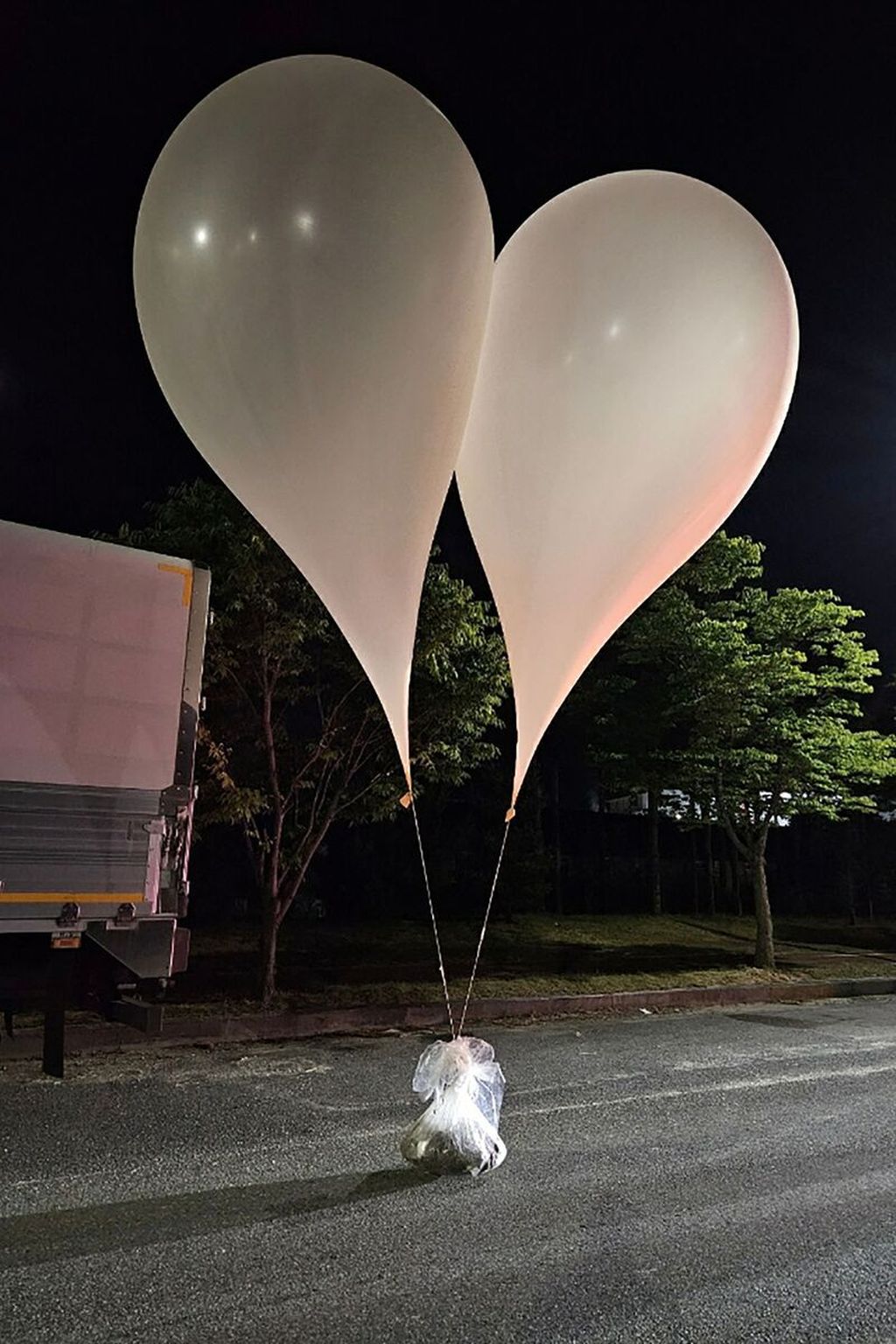 Balon yang membawa sampah yang dikirimkan Korea Utara ke Korea Selatan jatuh di Provinsi Chungnam, Rabu (29/5/2024).