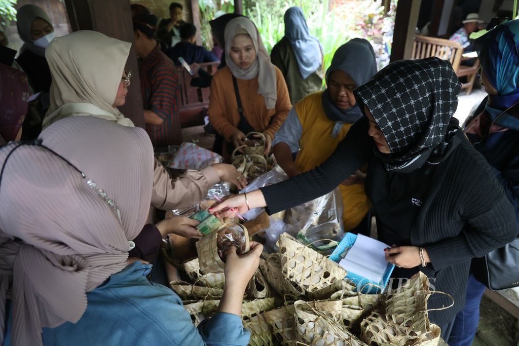 Wisatawan membeli produk dari gula jawa di  Gubuk Kopi Borobudur, Desa Karangrejo, Borobudur, Magelang, Jawa Tengah, Rabu (19/10/2022). 