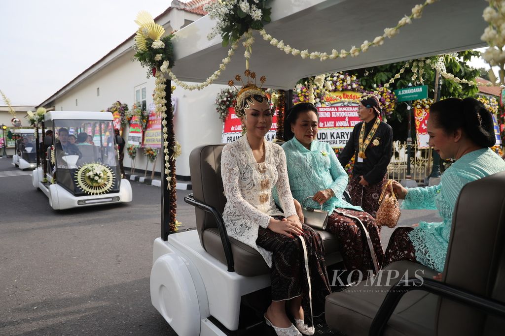 Laily Annisa Kusumastuti menaiki kendaraan listrik menuju ruang Pengulon di Masjid Besar Pakualaman, Yogyakarta, untuk mengikuti upacara akad nikah dengan Bendoro Pangeran Haryo Kusumo Kuntonugroho, putra bungsu KGPAA Paku Alam X, Rabu (10/1/2024).