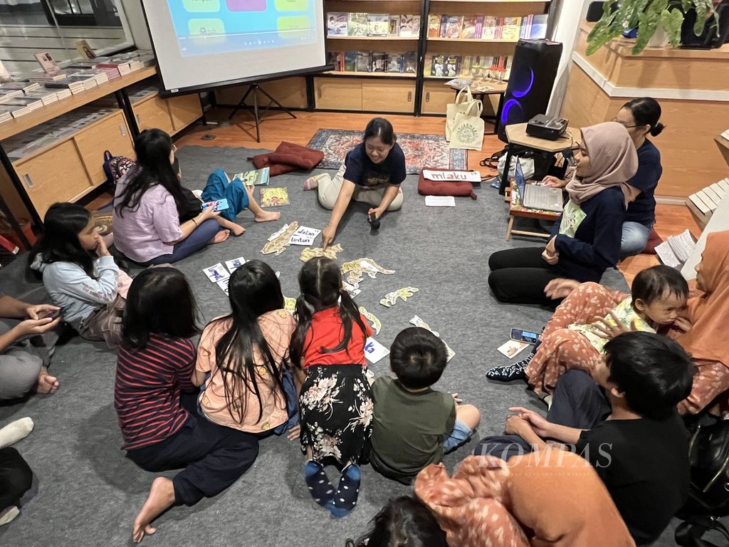 Anak-anak antusias menebak asal bahasa daerah sesuai dengan lokasi pulaunya dalam kegiatan Menjelajah Bahasa Nusantara di Kedai Patjar Merah, Pos Bloc, Jakarta, Rabu (3/7/2024).