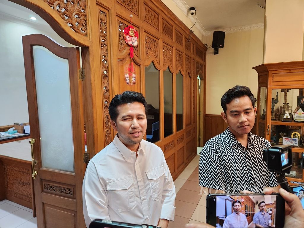 Mantan Wakil Gubernur Jawa Timur Emil Dardak (kiri) diwawancarai awak media seusai berjumpa calon wakil presiden nomor urut 2, Gibran Rakabuming Raka (kanan), di Balai Kota Surakarta, Jawa Tengah, Senin (26/2/2024). 