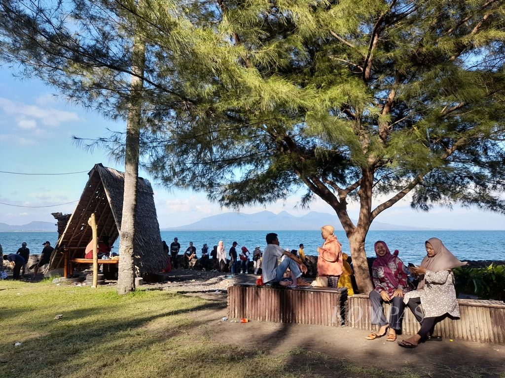 Asyik suasana sore terlihat di Pantai Cacalan di Kelurahan Klatak, Kecamatan Kalipuro, Kabupaten Banyuwangi, Jawa Timur, Minggu (22/5/2022). Pantai yang berjarak sekitar empat kilometer dari Kota Banyuwangi ini banyak dikunjungi wisatawan lokal, seperti Bondowoso, Jember, dan Situbondo.