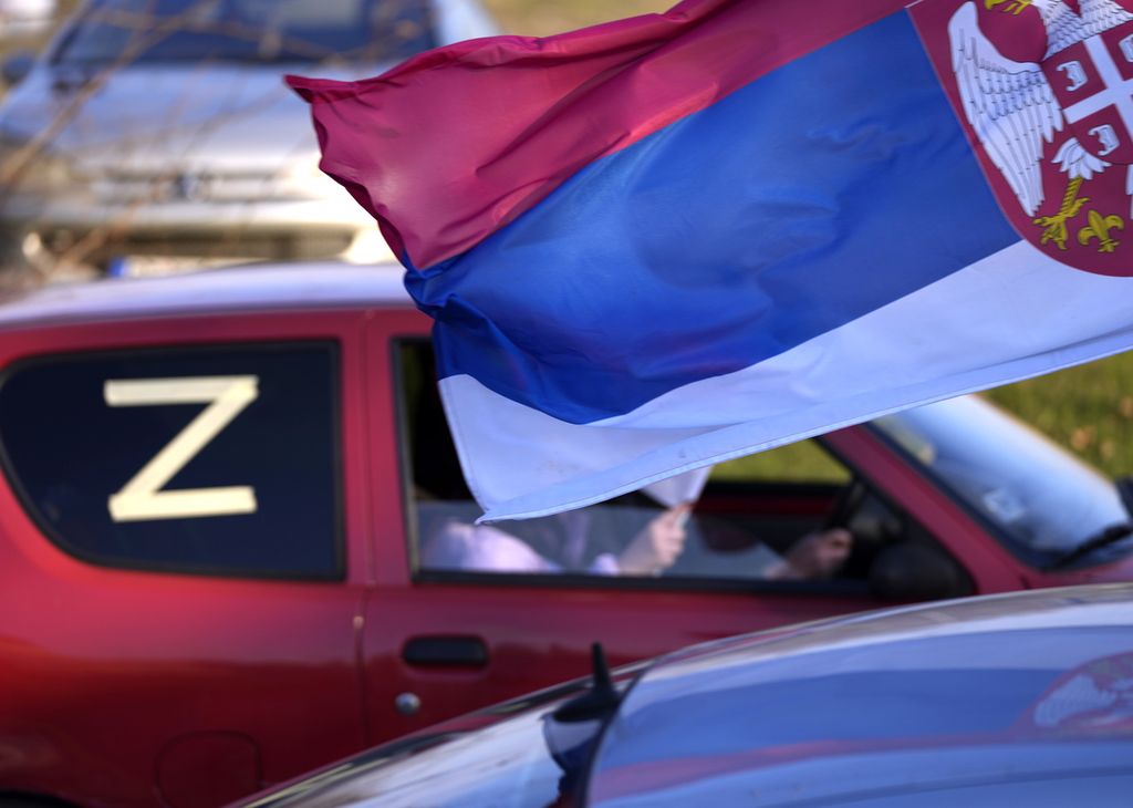 Warga Serbia mengikuti konvoi untuk menunjukkan dukungan kepada Rusia, Minggu (13/3/2022), di Belgrade. Mereka memasang huruf Z di kendaraan masing-masing. Huruf yang sama terlihat di berbagai kendaraan perang Rusia di Ukraina.