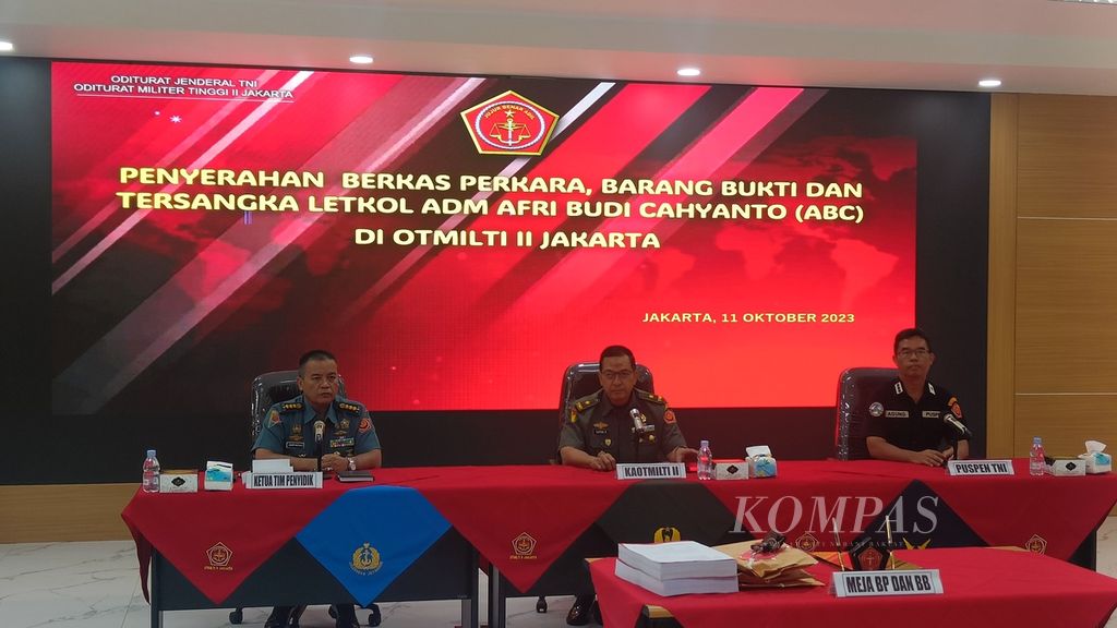 Ketua Tim Penyidik dari Pusat Polisi Militer (Puspom) TNI Kolonel Jemry Matialo (kiri) dan Kepala Oditurat Militer Tinggi II Jakarta Brigadir Jenderal Safrin Rachman (tengah) saat konferensi pers di Oditurat Militer Tinggi II Jakarta, Rabu (11/10/2023).