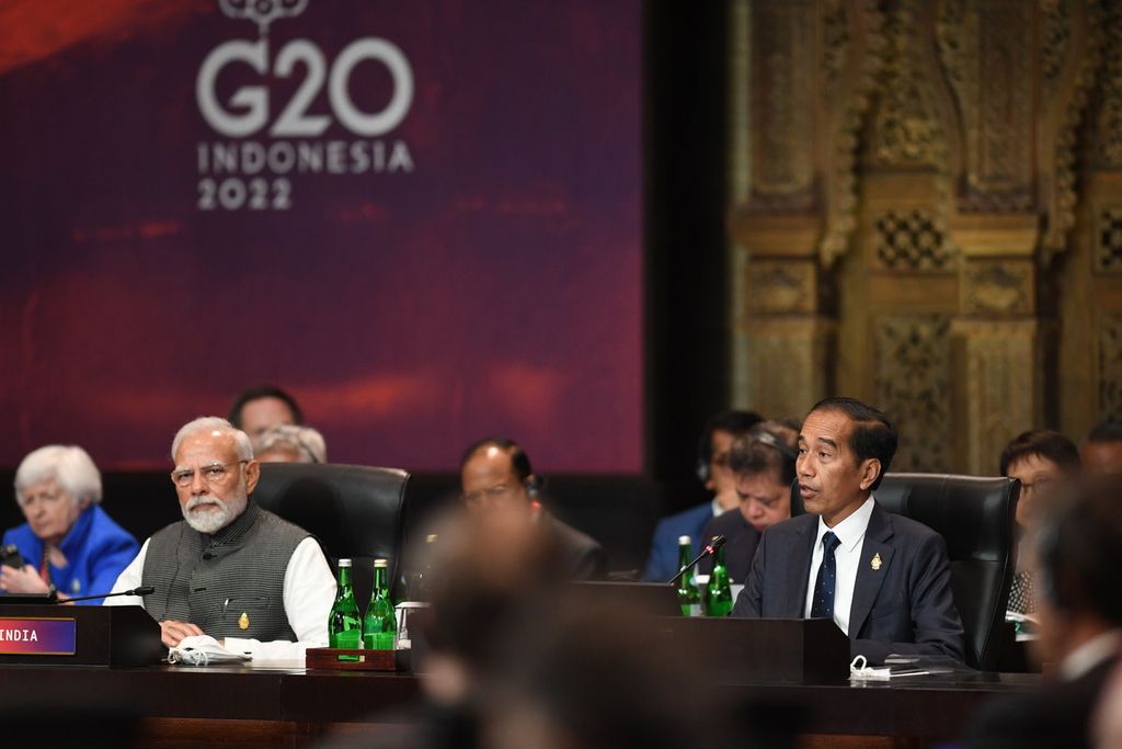 Presiden Joko Widodo (kanan) disaksikan Perdana Menteri India Narendra Damodardas Modi (kedua kiri) menyampaikan pandangannya saat pembukaan KTT G20 Indonesia di Nusa Dua, Bali, Selasa (15/11/2022). 