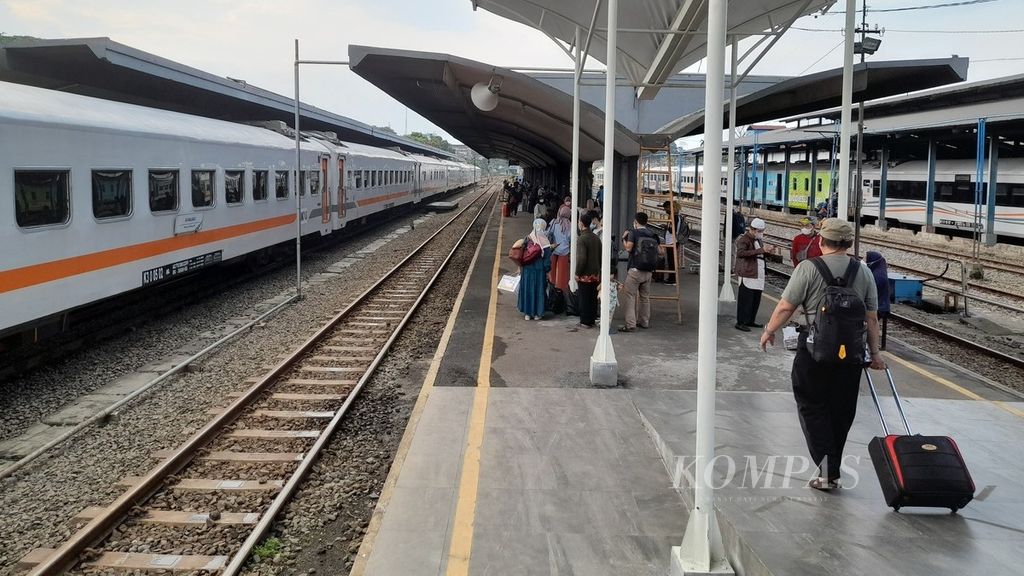 Suasana emplasemen Stasiun Malang, Jawa Timur, saat diabadikan 21 Mei 2022. Terlihat sejumlah calon penumpang berkumpul menunggu Kereta Api Tawang Alun yang akan membawa mereka menuju Banyuwangi.
