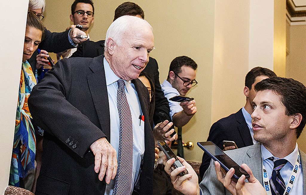 Senator John McCain, senator Republiken yang mewakili Arizona,   meninggalkan ruang Senat Amerika Serikat setelah pemungutan suara untuk mengubah sebagian Undang-Undang Layanan kesehatan yang populer sebagai Obamacare, di Washington DC, AS, Jumat (28/7). McCain adalah satu dari tiga senator Republiken yang menolak sehingga perubahan sebagian UU tersebut gagal meraih persetujuan Senat.