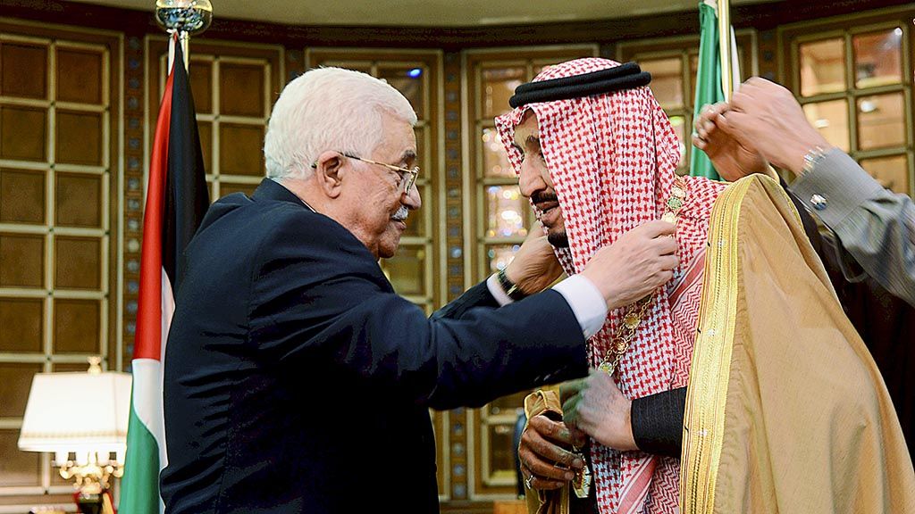 Presiden Palestina  Mahmoud Abbas (kiri), dalam dokumentasi foto yang dirilis Kantor Pers Palestina, memberikan kalung tanda kehormatan dari negara Palestina kepada Raja Arab Saudi Salman bin Abdulaziz al-Saud di Riyadh, Arab Saudi, 30 Desember 2015. 