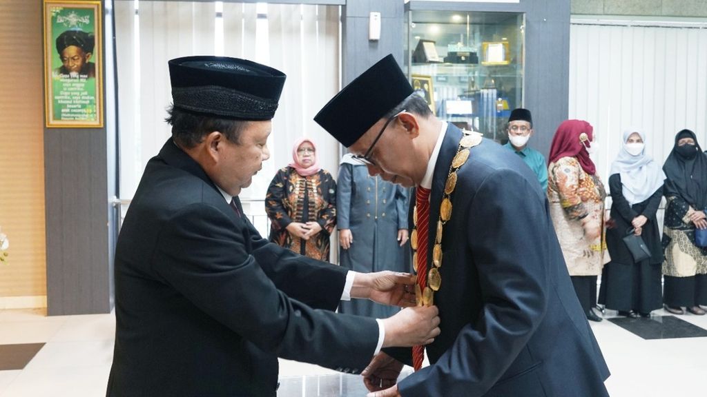 Rektor terpilih Universitas Negeri Malang Maskuri (kanan) tengah dilantik oleh Ketua Yayasan Unisma, Senin (5/12/2022) sore.