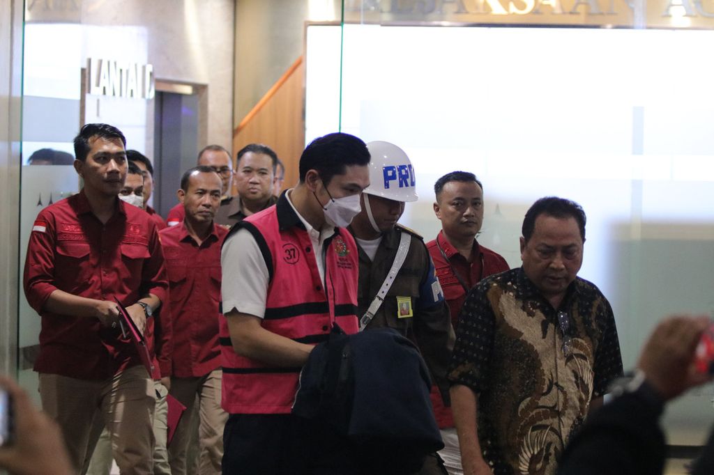 Setelah ditetapkan sebagai tersangka, Harvey Moeis dibawa penyidik untuk ditahan di Rutan Kejaksaan Negeri Jakarta Selatan, Rabu (27/3/2024) malam.