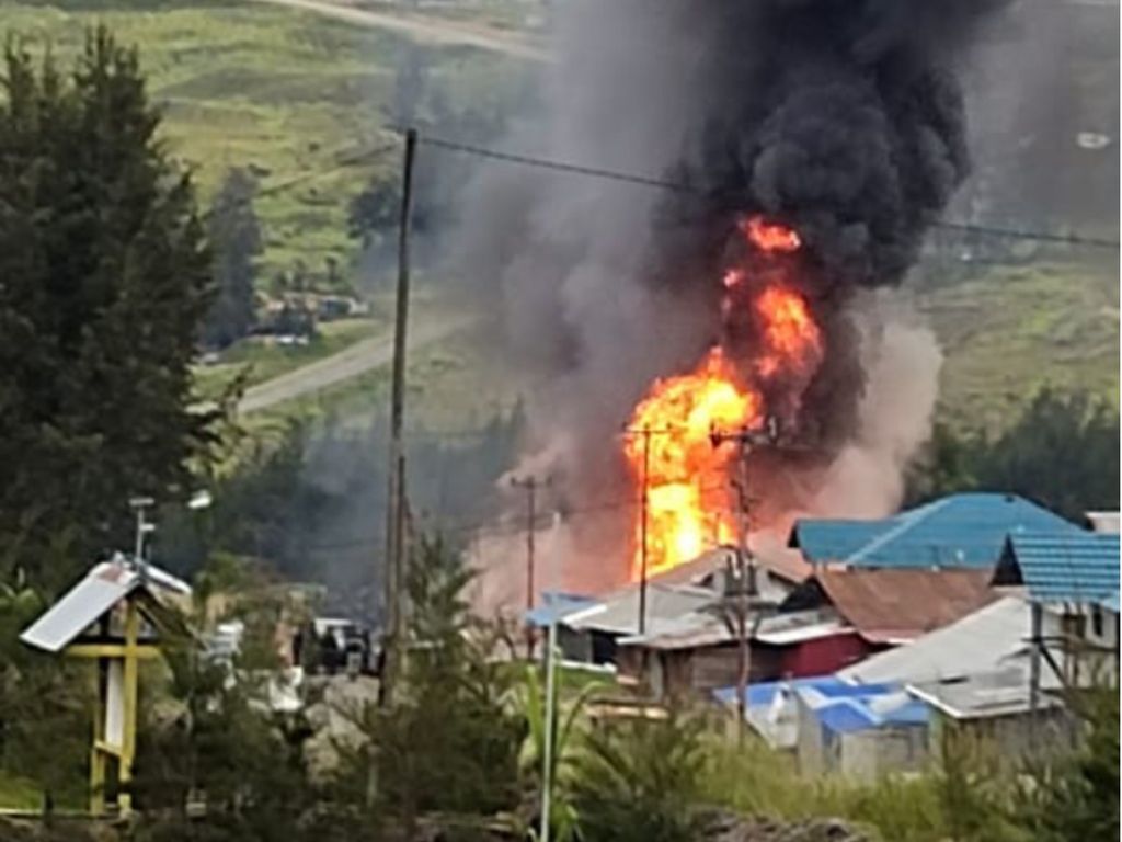 Kelompok kriminal bersenjata membakar rumah milik seorang warga Distrik Ilaga, ibu kota di Kabupaten Puncak, Papua, Selasa (5/4/2022).