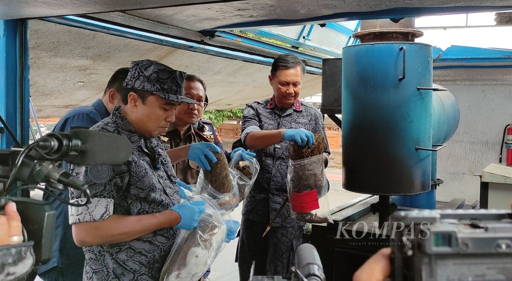 Kepala BNN Provinsi Bali Brigjen (Pol) Gde Sugianyar Dwi Putra (tengah) menunjukkan barang bukti, yang akan dimusnahkan, dalam konferensi pers di Kantor BNN Provinsi Bali, Kota Denpasar, Kamis (29/9/2022).