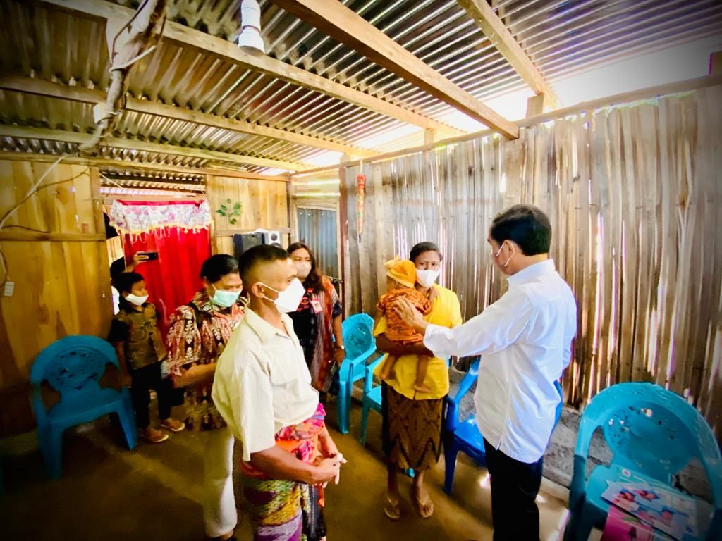 Presiden Joko Widodo meninjau rumah warga di Desa Kasetnana, Kabupaten Timor Tengah Selatan, Nusa Tenggara Timur, Kamis (24/3/2022). Presiden juga berdialog dengan warga. Di kabupaten ini, angka tengkes (<i>stunting</i>) masih cukup tinggi. Setidaknya 48 dari 100 anak balita mengalami tengkes.