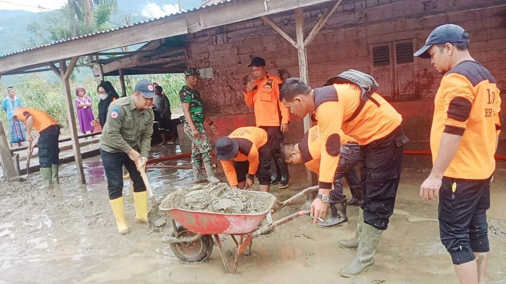 Petugas Badan Penanggulangan Bencana Kabupaten Aceh Tenggara melakukan pembersihan di lokasi yang sempat tergenang banjir, Kamis (24/8/2023). Sebanyak 28 desa di lima kecamatan terendam banjir sejak 17 Agustus hingga 23 Agustus 2023. Selain permukiman, banjir merendam 746 hektar sawah dan 119 hektar ladang jagung. Sebuah jembatan Lawe Hijo Ampera mengalami kerusakan.