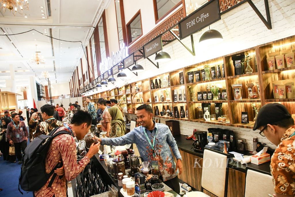 Tamu undangan mencoba produk kopi dari berbagai daerah di Tanah Air yang ambil bagian dalam kegiatan Indonesia Sharia Economic Festival (ISEF) 2019 di Jakarta Convention Center, Jakarta Pusat, Rabu (13/11/2019). 