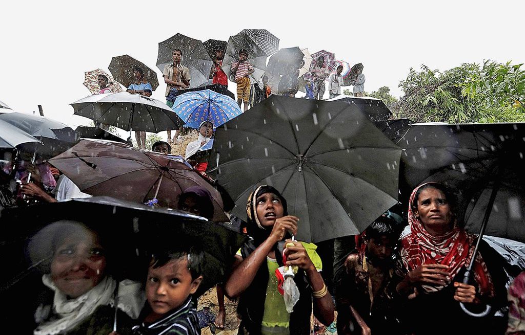Para pengungsi Rohingya menunggu pembagian bantuan di Cox\'s Bazar, Banglades, Minggu (17/9). Ratusan ribu pengungsi Rohingya dari Rakhine, Myanmar, terancam meninggal akibat penyakit dan kekurangan makanan di kamp pengungsian. 