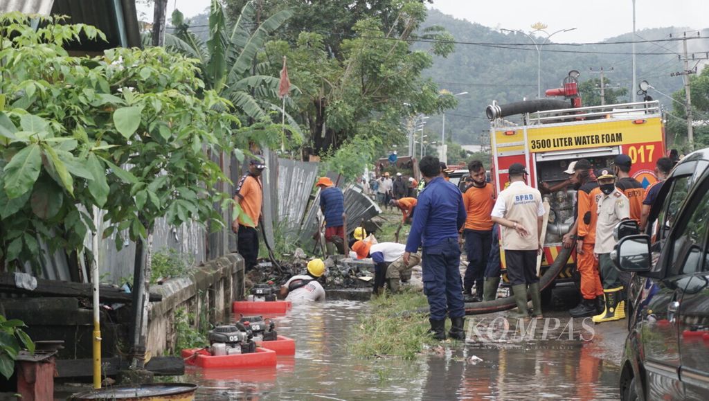 Petugas Badan Penanggulangan Bencana Daerah Kota Bandar Lampung menyedot banjir yang melanda Kecamatan Panjang, Kota Bandar Lampung, Rabu (5/8/2020).