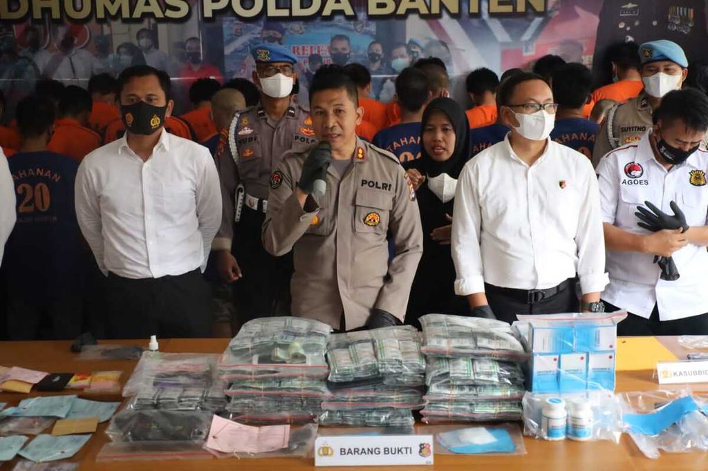 Polda Banten mengungkap 27 kasus dengan 36 tersangka selama pekan ketiga Agustus 2022. Penyidik menyita puluhan ribu obat keras tanpa izin edar, yakni 33.245 butir hexymer, 35.965 butir tramadol, dan 2.200 butir trihexyphenidyl.