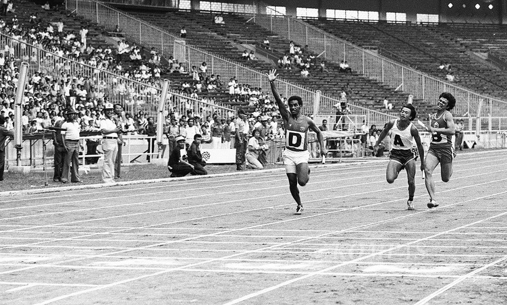 Leo Kapisa, pelari Irian Jaya (D), pada estafet 4 x 100 meter putra dalam PON X di Jakarta, September 1981. Di belakangnya, Eko Pribadi (A, Jatim) dan Wiliam (B, DKI Jaya).