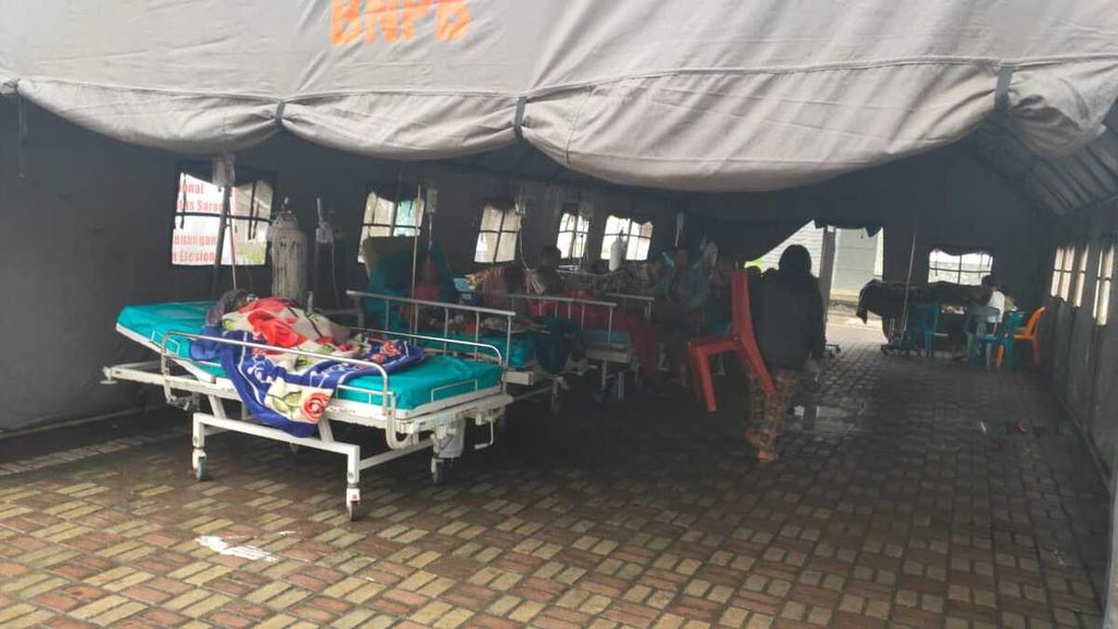 Instalasi Gawat Darurat Rumah Sakit Umum Daerah Tarutung penuh karena merawat korban luka gempa bumi berkekuatan M 6,0 yang mengguncang Kabupaten Tapanuli Utara, Sumatera Utara, Sabtu (10/1/2022) dini hari. Tenda darurat pun didirikan untuk menampung pasien. 