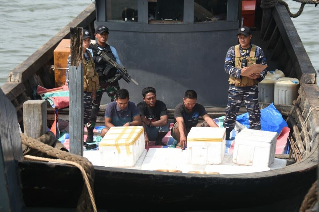KRI Patimura-371 Satkor Koarmada I berhasil menangkap Kapal membawa muatan ilegal yaitu 7000 ekor Belangkas yang merupakan hewan dilindungi.
