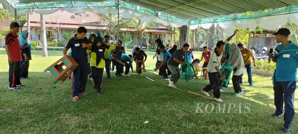 Guru-guru sekolah dasar di Kabupaten Lombok Utara, Nusa Tenggara Barat, Senin (15/5/2023), mulai menjalani pelatihan kepemimpinan transformasional <i>batch</i> ke-21. Pelatihan yang didukung Indonesian Overseas Alumni (IOA) ini menguatkan <i>softskills</i> atau keterampilan nonteknis dan motivasi para guru untuk berubah guna mendukung peningkatan mutu pendidikan.
