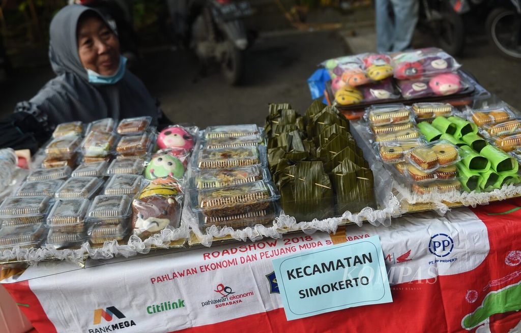 Penjual kue perwakilan UMKM Kecamatan Simokerto di kawasan Taman Bungkul, Kota Surabaya,Jawa Timur, Minggu (19/6/2022). Hingga saat ini, dukungan Pemkot Surabaya kepada pelaku UMKM terus dilakukan. 